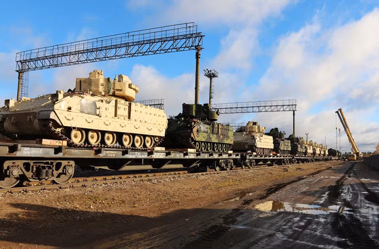 Hàng dài M2A3 trên toa tàu hàng ở Estonia.