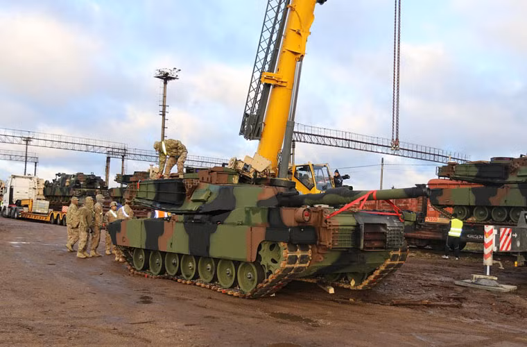 Xe tăng chiến đấu chủ lực M1 Abrams được trang bị pháo nòng trơn 120mm M256 có thể bắn các loại đạn xuyên giáp có thanh xuyên làm bằng uranium nghèo được cho là đủ sức đối chọi với giáp tăng T-90A của Nga.