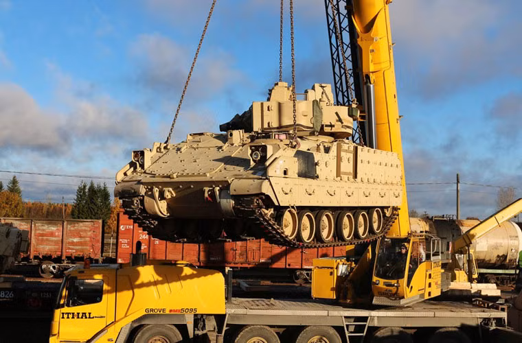 Xe chiến đấu bộ binh M2A3 Bradley trang bị pháo 25mm cùng tên lửa chống tăng TOW có sức chiến đấu ngang ngửa BMP-2, BMP-3 của Nga.