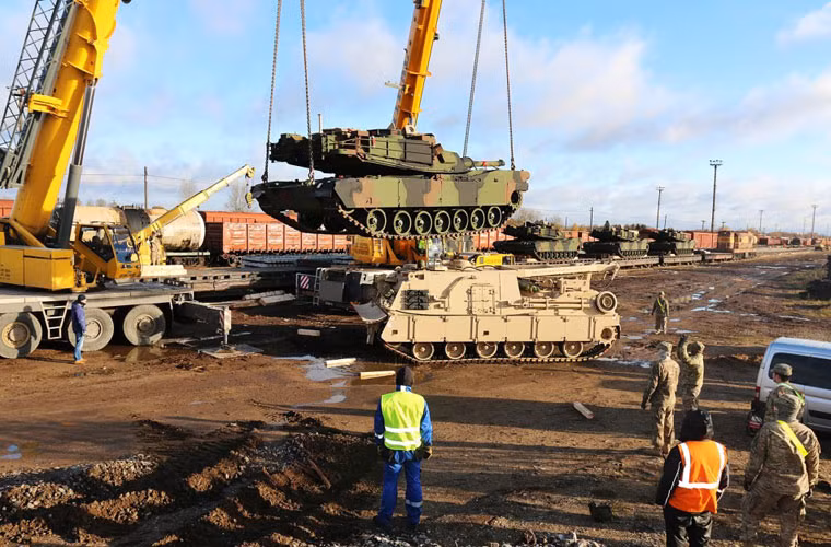 Mạng Sina dẫn nguồn ảnh các mạng phương Tây cho thấy có sự xuất hiện của hàng chục xe tăng M1 Abrams cùng nhiều phương tiện bọc thép của quân đội Mỹ tại một ga tàu ở Estonia – nước Cộng hòa thuộc Liên Xô (cũ).