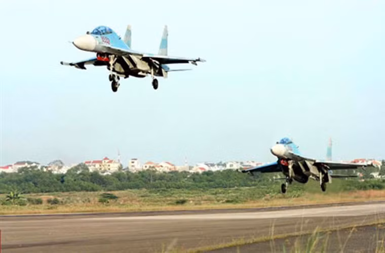 Bức ảnh quân sự Việt Nam ấn tượng tuần qua – biên đội máy bay chiến đấu Su-30MK2 của Trung đoàn 935, Sư đoàn Không quân 370 cất cánh.