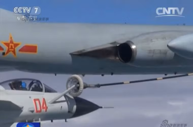 Truyền thông Trung Quốc tuần qua đăng hình ảnh tiêm kích J-10A huấn luyện tiếp dầu trên không với máy bay tiếp liệu HY-6 – được cải tiến từ máy bay ném bom H-6.