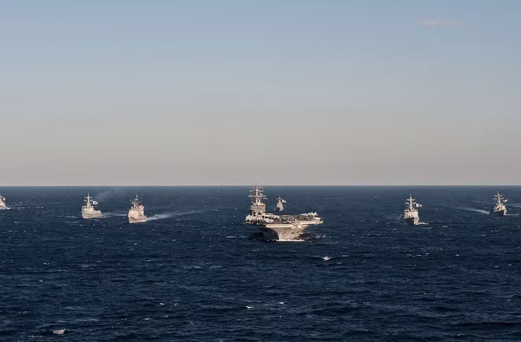 Một trong những bức ảnh quân sự đẹp nhất tuần – nhóm tàu sân bay Mỹ USS Ronald Reagan xếp đội hình cùng tàu chiến Hàn Quốc diễu binh trên biển Hoàng Hải.