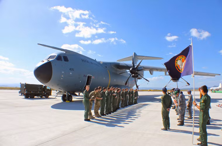 Máy bay vận tải tối tân A400M Atlats lần đầu tiên hạ cánh xuống Nhật Bản.