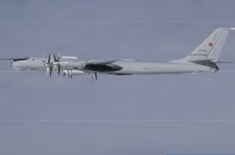 Bức ảnh máy bay tuần tra chống ngầm Tu-142 của Không quân Hải quân Nga xuất hiện gần nhóm tàu sân bay USS Ronald Reagan của Hải quân Mỹ. Theo Phát ngôn viên Hạm đội 7 Lauren Cole cho biết, hai máy bay tuần tra chống ngầm Tu-142 Nga bay ở độ cao chừng 152 mét vào sáng 27/10 gần tàu sân bay Mỹ USS Ronald Reagan đang thực hiện các nhiệm vụ đã định với Hải quân Hàn Quốc.