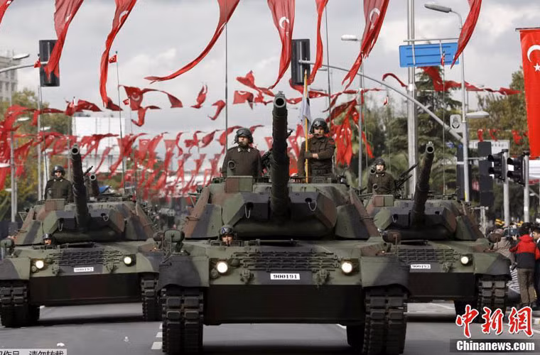 Đội hình xe tăng Leopard 1 của Quân đội Thổ Nhĩ Kỳ trong cuộc duyệt binh kỷ niệm 92 năm ngày thành lập nước.