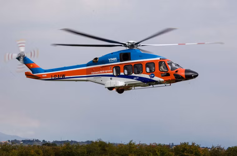 Tuần qua, cổng thông tin Công ty Trực thăng miền Nam (thuộc Tổng Công ty Trực thăng Việt Nam, phiên hiệu Binh đoàn Hải Âu, Quân đội Nhân dân Việt Nam) đã đăng tải hình ảnh tiếp nhận trực thăng vận tải AW189 đầu tiên từ AgustaWestland S.P.A (Cộng hòa Italy) vào ngày 21/10. Trong ảnh, trực thăng AW189 đầu tiên của Quân đội Nhân dân Việt Nam đang bay thử tại Italy. Đây có thể xem là một trong những bức ảnh quân sự ấn tượng nhất tuần qua.