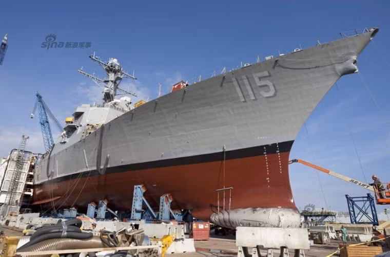 Bức ảnh mới nhất tàu khu trục USS Rafael Peralta (DDG-115) thuộc biến thể Flight IIA lớp Arleigh Burke được khởi đóng vào tháng 12/2014.