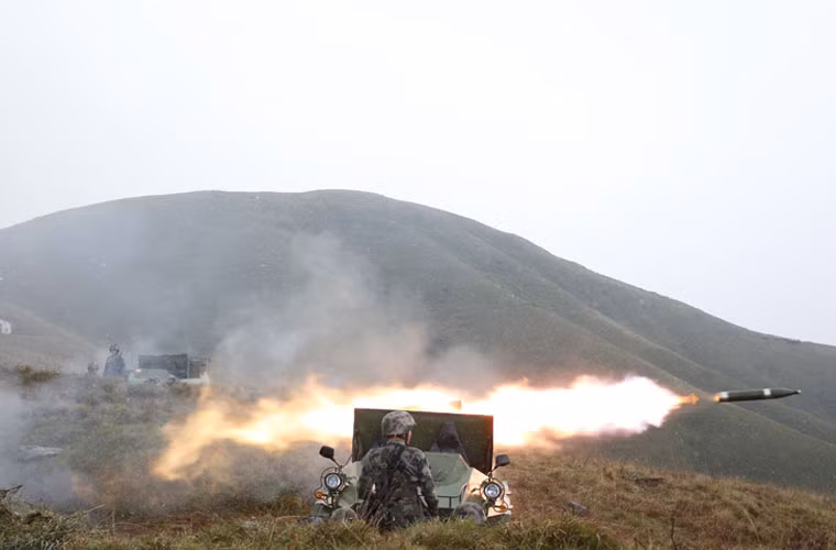 Đặc biệt, báo chí nước này đăng tải bức ảnh về pháo phản lực cỡ nhỏ cơ động cao đặt trên khung bệ xe ô tô cơ động cao cỡ nhỏ. Căn cứ vào quả đạn, có thể đây là đạn rocket 107mm thường trang bị trên pháo phản lực xe kéo Type 63 mà hiện Quân đội Trung Quốc đang dùng. Nhiều khả năng, đây là bệ pháo phản lực cải tiến từ Type 63 tích hợp lên khung bệ xe cơ động.