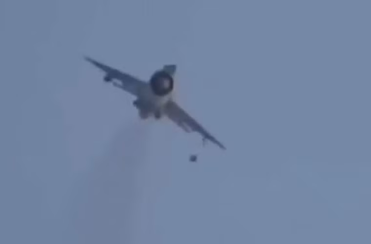 Tiêm kích đánh chặn MiG-21 của Không quân Syria thả bom không kích phiến quân IS.