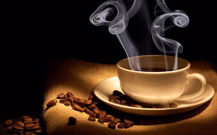 Dùng cà phê đúng cách: Chúng ta thường trông cậy vào caffeine mỗi lần thức khuya song không phải uống càng nhiều càng tỉnh táo. Tốt nhất, hãy chỉ dùng một tách cà phê vừa phải để tránh mất ngủ sau trận đấu World Cup 2018 kết thúc. Uống cà phê xong, bạn có thể ngủ một giấc ngắn khoảng 20-30 phút. Như vậy, bạn sẽ không bị mệt mỏi lúc dậy xem bóng đá.