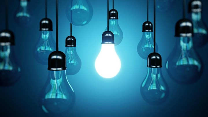 Bật đèn sáng: Ánh sáng tác động mạnh mẽ đến đồng hồ sinh học của con người và có thể đánh lừa cơ thể rằng chưa tới giờ ngủ.