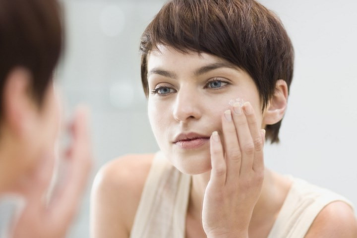 Nguy hại cho làn da: Thường xuyên thức khuya, sẽ khiến da bị quá nhiều bức xạ, ngủ không điều độ khiến da bị mất nước, dễ nổi mụn, sạm da.