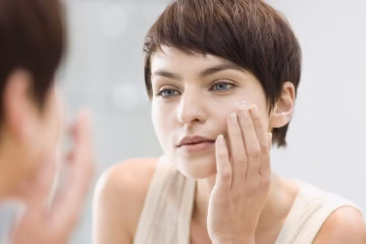 Nguy hại cho làn da: Thường xuyên thức khuya, sẽ khiến da bị quá nhiều bức xạ, ngủ không điều độ khiến da bị mất nước, dễ nổi mụn, sạm da.