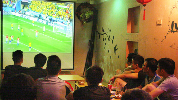 Ánh sáng phòng đặt ti vi có ảnh hưởng tới mắt khi xem bóng đá liên tục