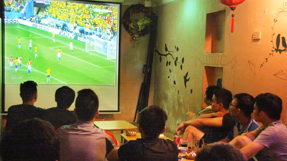 Ánh sáng phòng đặt ti vi có ảnh hưởng tới mắt khi xem bóng đá liên tục