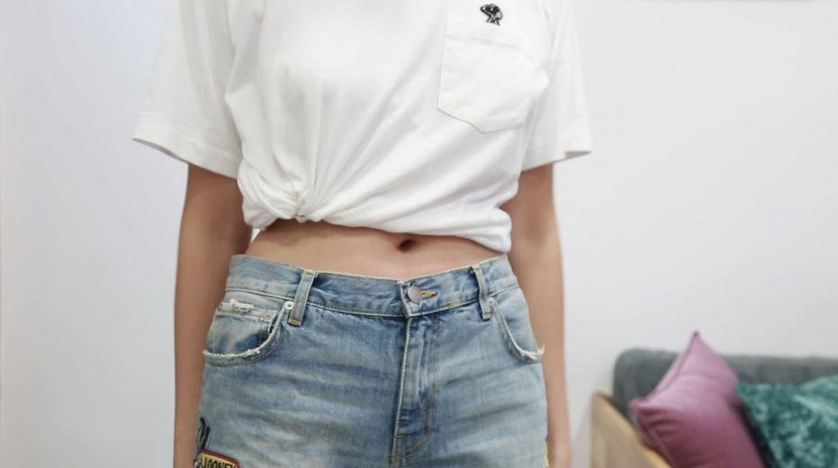 Hoặc nếu muốn đơn giản gọn gàng hơn, bạn hãy dùng một chiếc chun buộc túm một đầu vạt áo và tuồn vào bên trong như thế này.