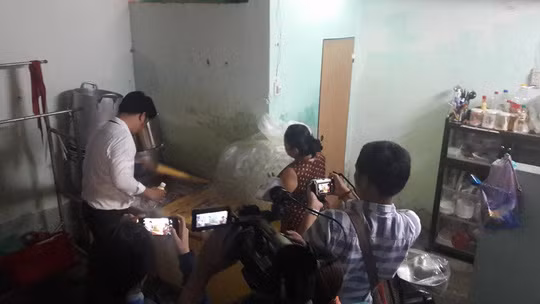 Khu vực sản xuất sữa của bà Đoan nằm cạnh nhà vệ sinh, nhếch nhác, ẩm thấp