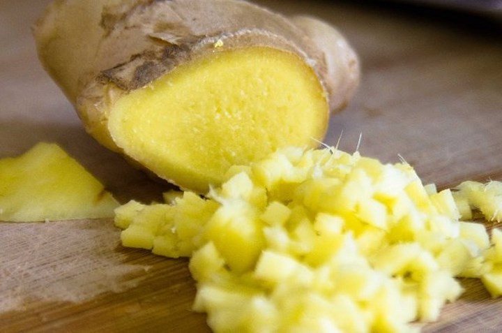 Gừng: Gừng có đặc tính kháng viêm có thể làm giảm viêm trong cơ thể. Nó cũng giúp giải độc phổi và thúc đẩy việc loại bỏ các chất ô nhiễm từ phổi. Gia vị này cũng làm giảm tắc nghẽn và cải thiện lưu thông đến phổi, do đó tăng cường sức khỏe phổi.