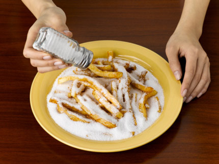  Ăn nhiều muối Mỗi người mỗi ngày chỉ cần ăn tổng cộng khoảng 5g muối/ngày là đủ. Ăn nhiều muối bao nhiêu, sẽ làm thất thoát lượng canxi trong cơ thể bấy nhiêu. Canxi càng tổn thất bao nhiêu, thì xương cốt lại mềm yếu bấy nhiêu.