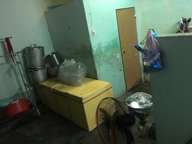 Toàn bộ khu sản xuất sữa bắp là cạnh... nhà vệ sinh