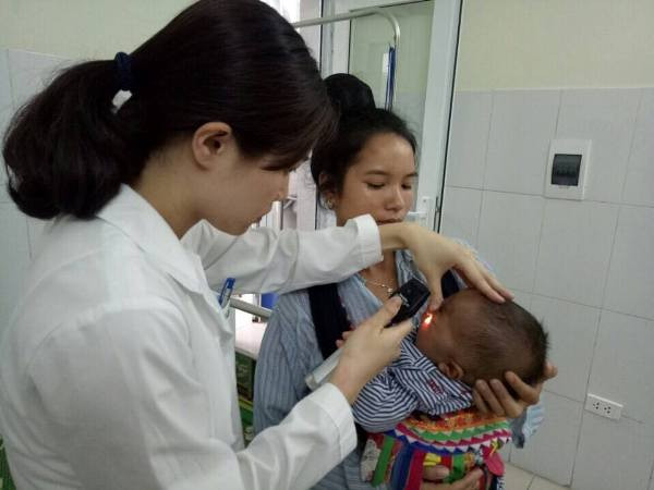 Bác sĩ khám mắt cho bệnh nhi. (Ảnh: Internet)