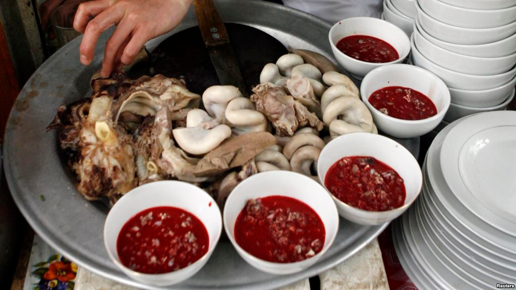 Có khoảng 50 người bị ngộ độc nghi do ăn tiết canh, lòng lợn. (Ảnh minh họa)