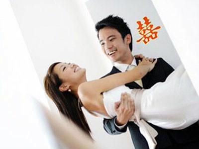 Vô tình chàng đè phải tóc bạn trong lúc gần gũi chắc chắn sẽ khiến bạn đau đớn và khi ấy cảm giác của cả hai sẽ vô cùng ái ngại - Ảnh minh họa: Internet