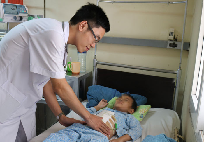 Quang Ninh: Be trai 6 tuoi vo gan, dut doi tuy vi ly do bat ngo