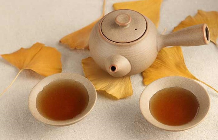 Trà bạch quả là một phương thuốc tuyệt vời để điều trị ngứa ran bàn tay và cảm giác tê trong cơ thể của bạn. Nó có tính chất chống viêm và cũng được biết là để cải thiện lưu thông máu, cả hai đều có thể giúp đỡ trong việc phục hồi dây thần kinh bị tổn thương.