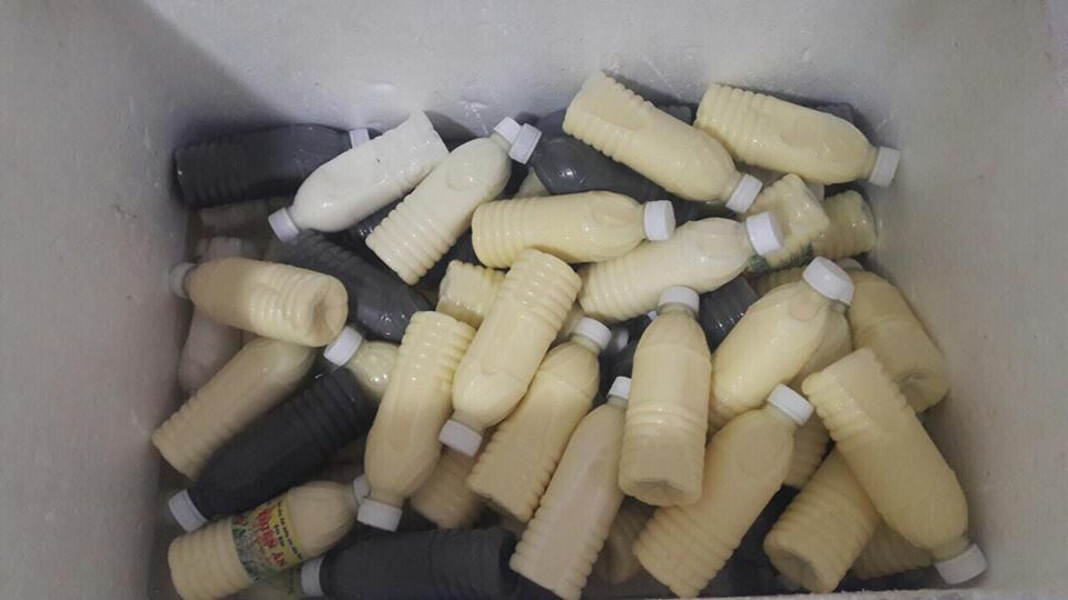 Sữa bắp và các loại đồ uống khác không có nhãn mác cùng được vứt ngổn ngang trong thùng xốp