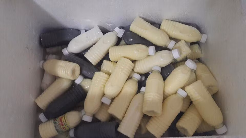 Sữa bắp và các loại đồ uống khác không có nhãn mác cùng được vứt ngổn ngang trong thùng xốp