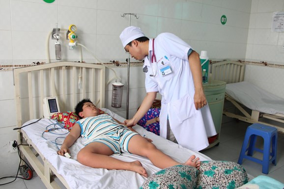 Bác sĩ khám cho bệnh nhân bị SXH nằm tại Bệnh viện Nhi đồng.