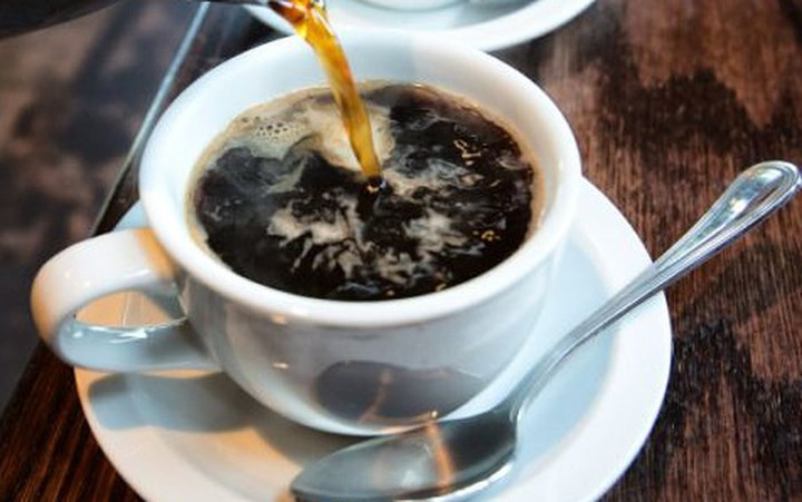 Cà phê: Bạn có biết một tách cà phê có thể giúp giảm bớt các triệu chứng hen suyễn không? Caffeine hoạt động như một thuốc giãn phế quản, mở ra những đường khí quản bị đóng chặt và làm giảm căng thẳng hô hấp. Các nghiên cứu đã chỉ ra rằng uống một tách cà phê vào buổi sáng sẽ cải thiện hô hấp của bạn và cải thiện chức năng phổi của bạn.