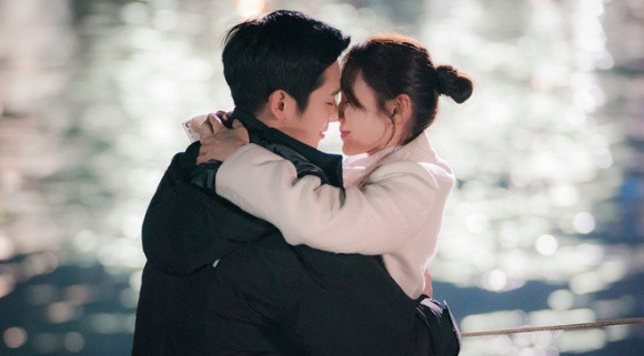 Tôi chìm vào men say tình yêu với cậu em ít tuổi hơn. (Ảnh minh họa)