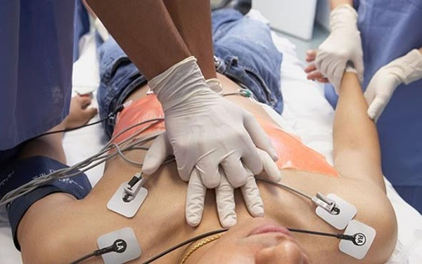 Một trường hợp bệnh nhân 62 tuổi tại Hà Nội có sẵn bệnh lý tim mạch sau khi xem bóng đá 3 trận đấu liên tục đã nhập viện. Ảnh minh họa.