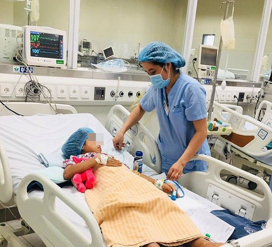 Bé M. đang được điều trị tại bệnh viện Nhi Trung ương