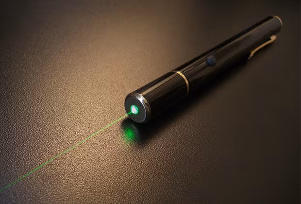 Đèn tia laser tiềm ẩn những nguy cơ gây hại cho sức khỏe. Ảnh: Funsizephysics.