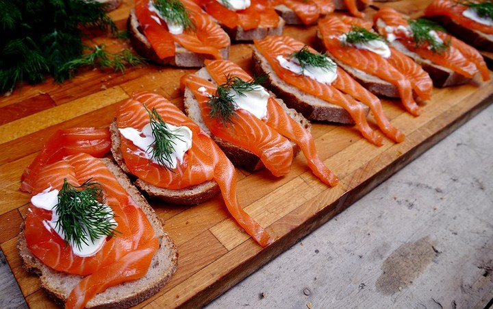 Cá hồi: Cá hồi có axit béo omega 3 giúp giảm viêm trong phổi và cũng có thể chống lại vi khuẩn ở những người bị bệnh phổi. Ngoài cá hồi, cá thu, cá mòi và cá trích đều là thực phẩm tốt cho phổi.