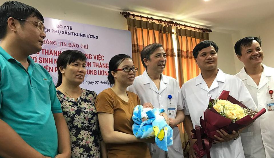 Gia đình bé D và các bác sỹ phấn khởi khi bé D đã khỏe mạnh