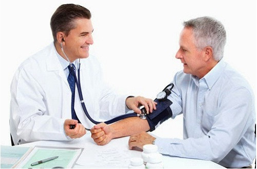 Người bị huyết áp cao Những người hay chóng mặt, hoa mắt, nhức đầu, trống ngực… đo huyết áp thấy cao hơn bình thường cũng không nên xem World Cup. Người có tiền sử huyết áp nên dè chừng khi xem bóng đá bởi họ có thể đối mặt với cơn tăng huyết áp do những cảm xúc phấn khích, hồi hộp. 