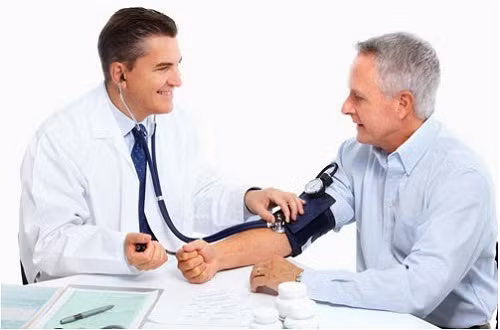 Người bị huyết áp cao Những người hay chóng mặt, hoa mắt, nhức đầu, trống ngực… đo huyết áp thấy cao hơn bình thường cũng không nên xem World Cup. Người có tiền sử huyết áp nên dè chừng khi xem bóng đá bởi họ có thể đối mặt với cơn tăng huyết áp do những cảm xúc phấn khích, hồi hộp. 