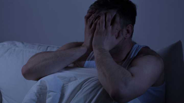 Người rối loạn giấc ngủ Những người thiếu ngủ có biểu hiện mệt mỏi, thiếu tập trung, giảm trí nhớ, nóng nảy, cáu bẳn, uể oải, tinh thần sa sút không nên thức khuya xem bóng đá. Người thiếu ngủ sẽ ảnh hưởng tới năng suất lao động và sức khỏe.