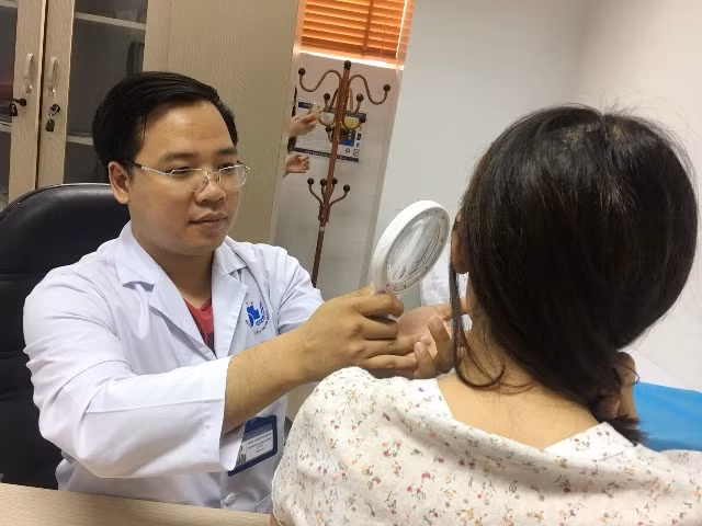 Me bau mac benh sui mao ga, con co bi lay benh?