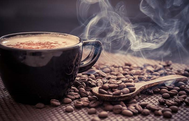 Cà phê: Đồ uống có chứa caffein như cà phê và một số loại trà có tác dụng lợi tiểu. Cà phê không chỉ được xem là đồ uống lợi tiểu mà nó còn có tác dụng làm sạch dạ dày và hệ tiêu hóa. Khi uống đúng liều lượng, cà phê sẽ giúp hạ huyết áp và giữ nước trong cơ thể. Tuy nhiên những người có vấn đề về dạ dày, dễ phản ứng với cà phê thì không nên dùng đồ uống này.