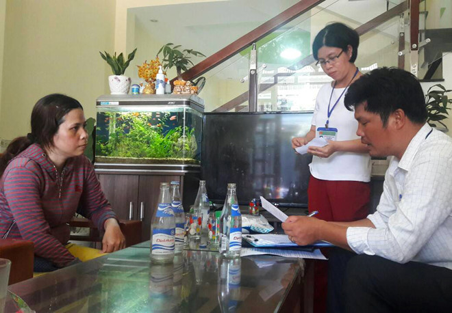 Đoàn kiểm tra làm việc tại cơ sở sản xuất của bà Vân