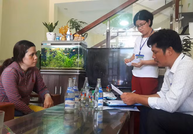 Đoàn kiểm tra làm việc tại cơ sở sản xuất của bà Vân