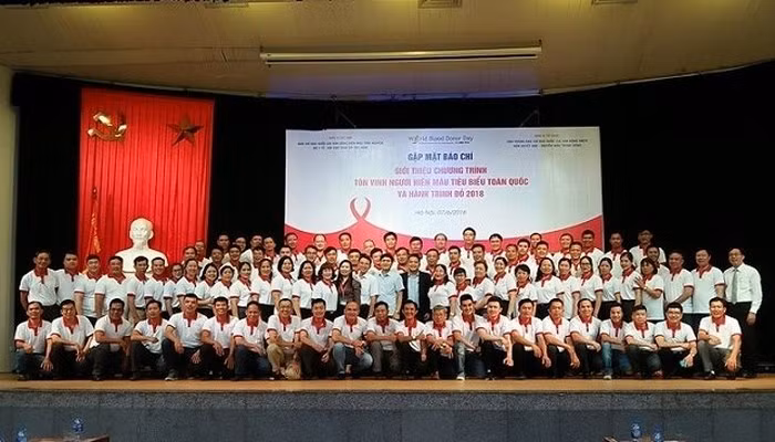 Vì sao ông bố trẻ ở Hà Nội được mệnh danh là “ngân hàng máu sống“? - Hình 2 Vi sao ong bo tre o Ha Noi duoc menh danh la “ngan hang mau song“?-Hinh-2