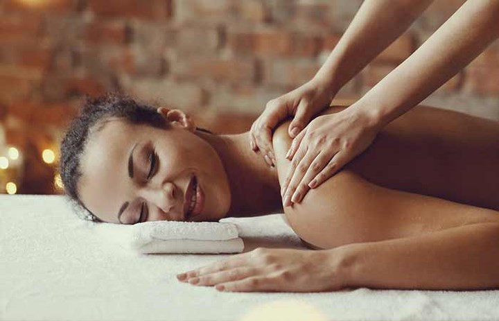 Massage: Liệu pháp massage là một lựa chọn tuyệt vời để giảm cảm giác ngứa ran liên tục trong cơ thể bạn. Nó kích thích các dây thần kinh và phục hồi chức năng bình thường của chúng. Xoa bóp cũng giúp cải thiện lưu thông máu và có lợi cho sức khỏe thần kinh của bạn.