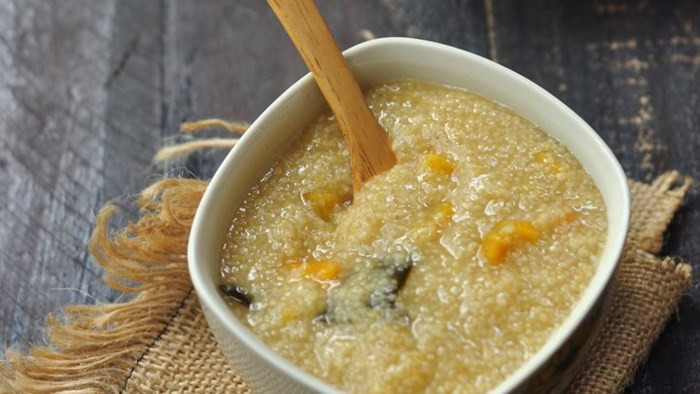 Chè kê, món ăn rất đặc trưng cho ngày Tết Đoan Ngọ ở Huế. Những hạt kê mẩy tròn sau khi được xay cho tróc vỏ, ngâm và đun sôi đến khi nở mềm, sền sệt, bỏ thêm đường và nước gừng sẽ cho ra nồi chè thơm phức với màu vàng kê quyến rũ.